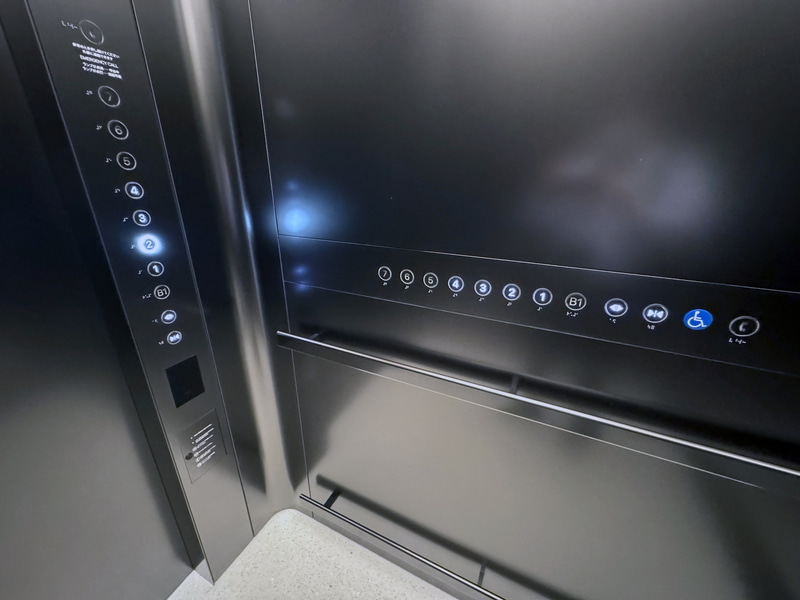 新たなApple版座のエレベータにはボタンがある