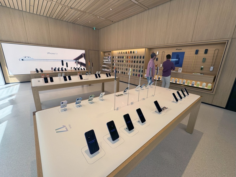 iPhoneが展示されている