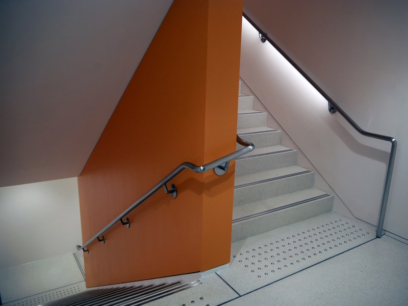 階段の様子。天井はちょっと低めだが、アクセシビリティには配慮している