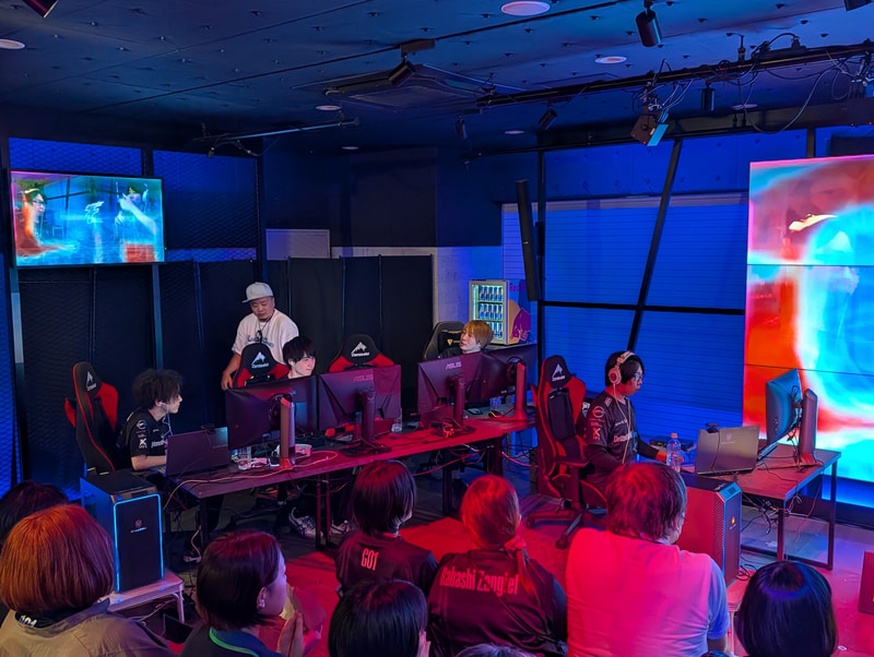 選手たちの座席レイアウトは試合を行なう選手用のテーブルのみが突き出し、応援席は4人分を後ろに確保する配置となった