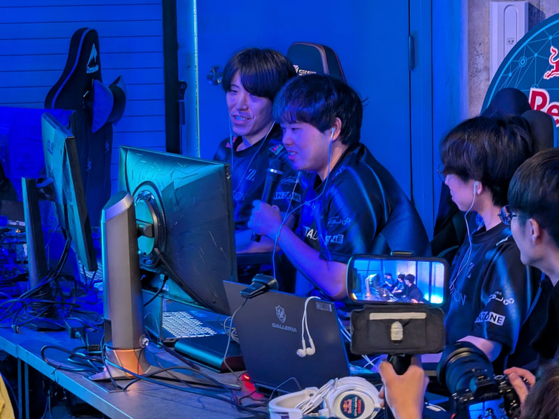 竹内ジョンの試合前インタビューで行なわれた一発芸に対抗しようとするひぐちだが、会場からはそのコメントだけでも笑いが飛び交っていた