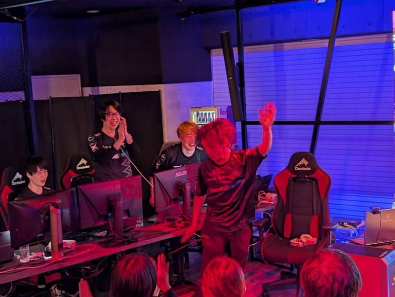 試合に勝利し、思わずカズダンスを決める竹内ジョン。こういった派手なリアクションはオフラインイベントならではの光景と言える