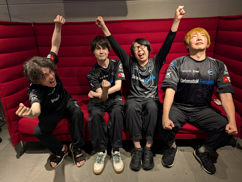 オフラインイベントの会場で見事40-0を達成して勝利したDetonatioN FocusMeのメンバーたち