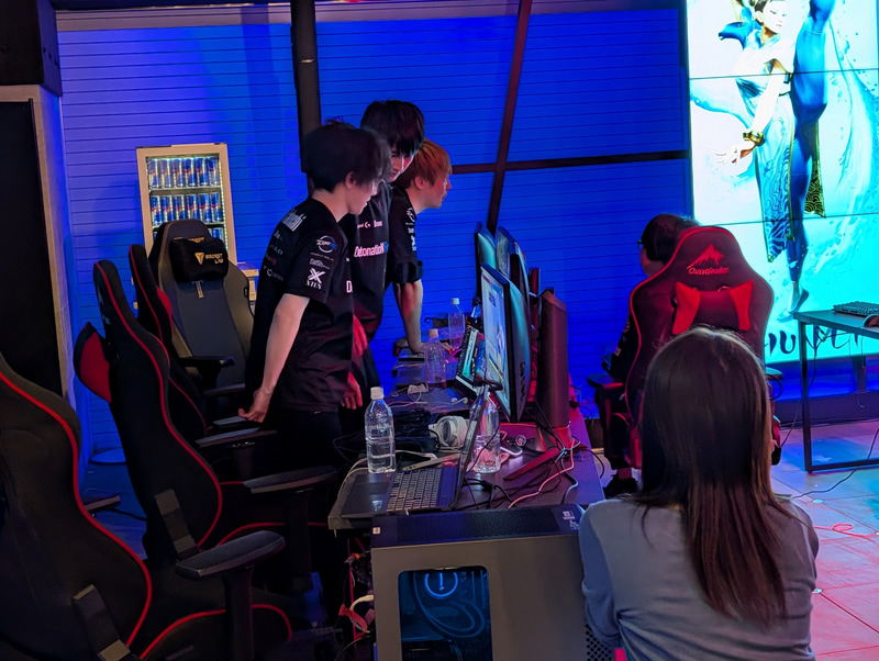 DetonatioN FocusMeのインターバル中の様子。選手たちが集まって相談できる環境はやはり強さにつながるか