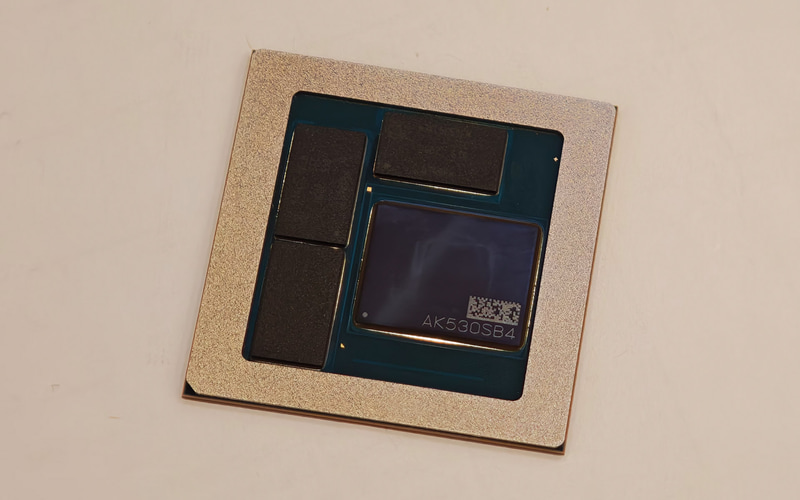 Qualcommが発表したSnapdragon X2 Elite Extreme。48GBのメモリがパッケージ上で統合されている