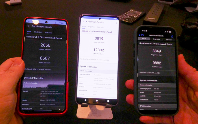 Geekbench CPUの結果を表示。左からSnapdragon 8 Elite搭載のXiaomi 15 Ultra、中央がSnapdragon 8 Elite Gen 5搭載のQualcommリファレンスデザイン、右がA19 Pro搭載のApple iPhone 17 Pro