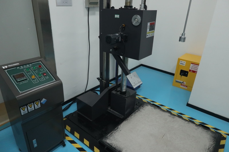 こちらは落下試験。本体のみのテストに加え、箱に入れた状態のテストも行なわれる