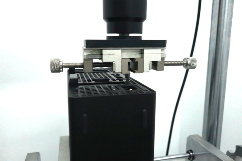 コネクタ挿抜試験。ボタンやコネクタは部品として挿抜耐久回数のスペックが公開されているのだが、これはあくまでも部品単体の話。基板に実装した後だと、ハンダなどにも負荷がかかるし、本体に歪みが生じる可能性もあるため、必ず実装した状態で試験を行なっているのだ