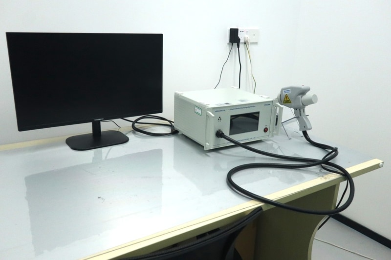 静電気の試験。ちなみにこちらはあくまでも試作段階のテスト用。量産ユニットでは別途、法律が定める静電気試験をクリアしなければならない