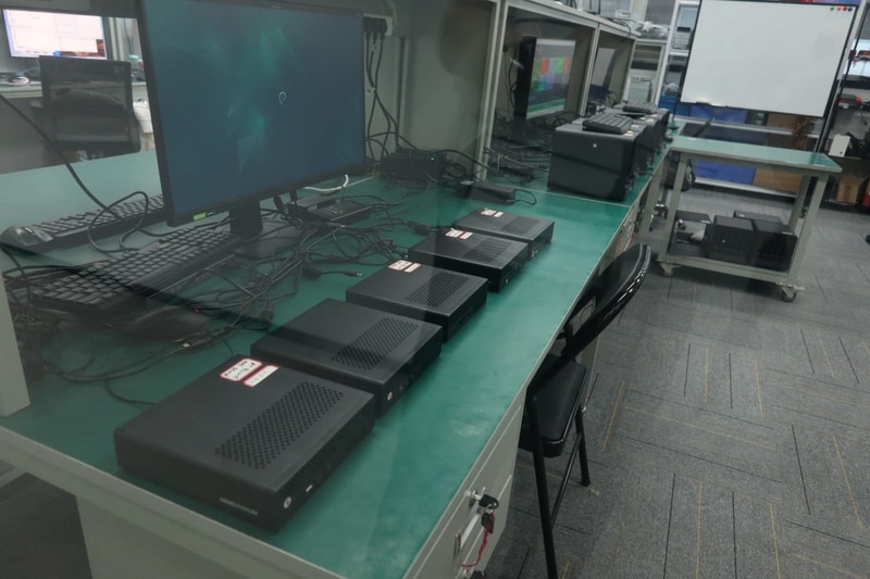 こちらは製造ではなく試作段階のエージングテスト室。担当者によれば、あらゆるユーザーシナリオをカバーするのは至難の業とのこと。たとえば「動画再生時に落ちる」と一言いっても、使っているソフトの違い、コーデックの違い、モニター出力端子の違いなど、あらゆる可能性がある。ここではできるだけ多くのユーザーシナリオをカバーできるようテストが行なわれる