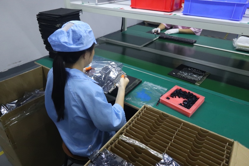 こちらはメインの製造ライン。まずはマザーボードを開梱し、いくつかパーツを取り付ける