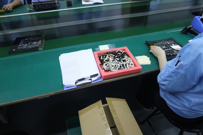 CPUクーラーのバックプレートを装着