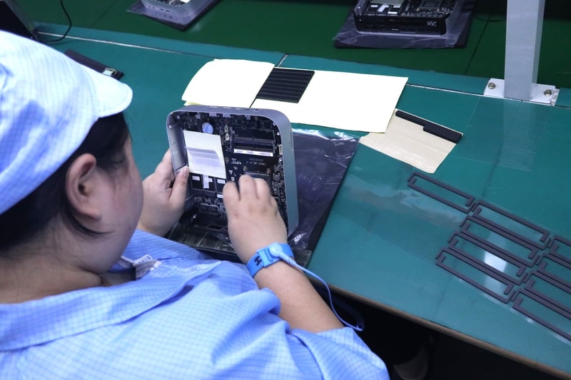 緩衝材などを貼り付ける作業