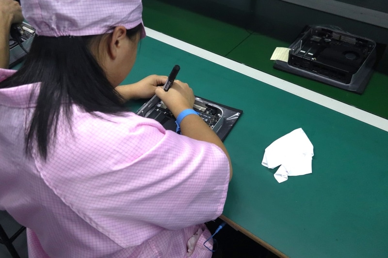 ネジ止めに緩みがないことをチェックしてマーカーをつける