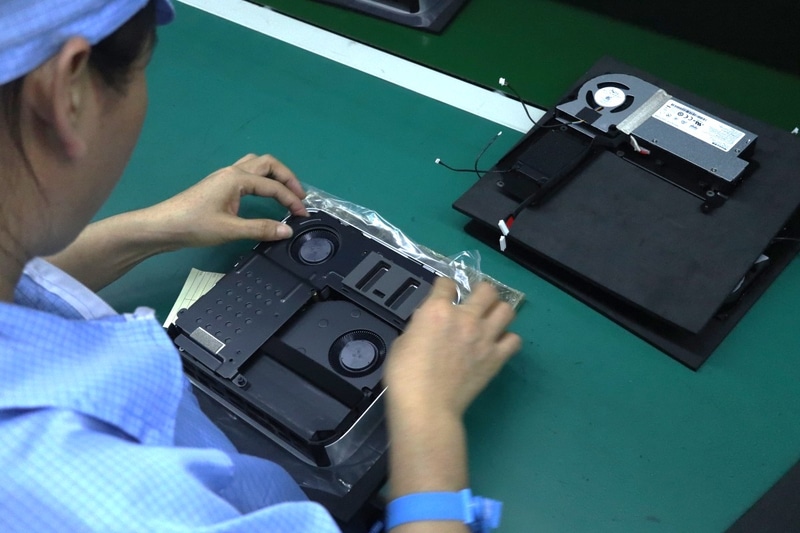 スピーカーやファンが付いたフレームを取り付け