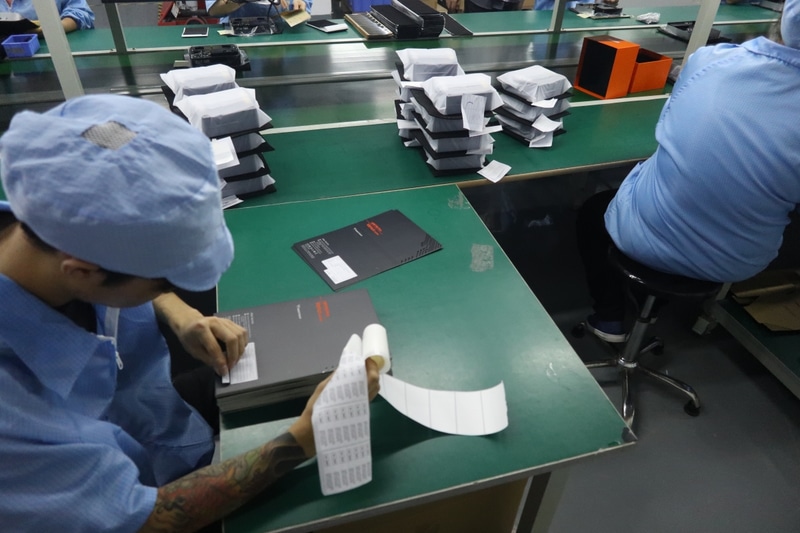 パッケージングエリア。まずは外装にSKUのシールを貼り付け