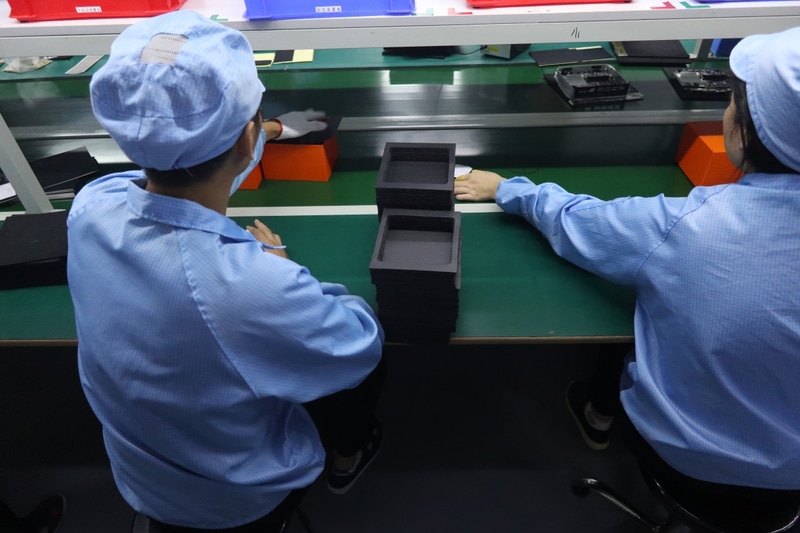 緩衝材に入れて梱包する