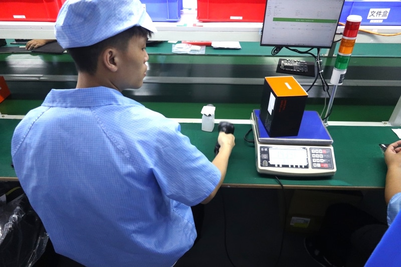 梱包後重量を計り、抜けがないかチェックする