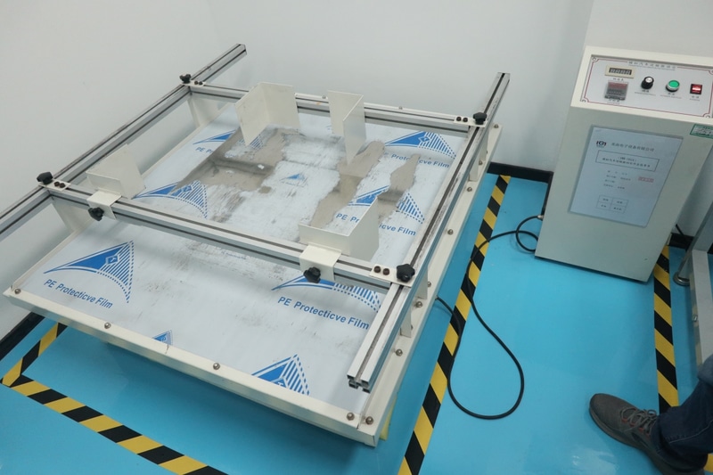 振動試験。こちらは箱に入れた状態で、車での輸送を想定し、2方向で振動を加えていく