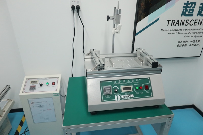 表面摩擦試験。メッキや塗装が剥がれたりしないかチェックする