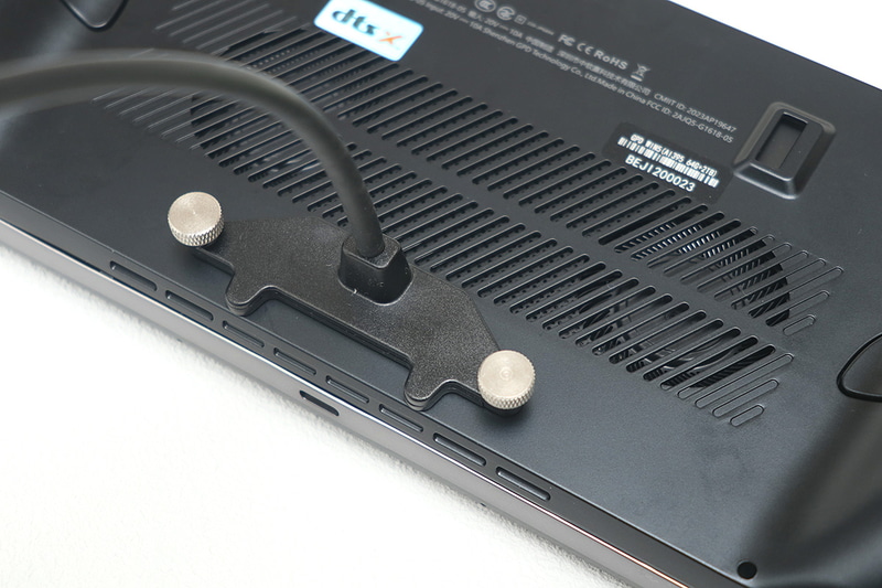 ただし、真後ろに出るタイプのため、机の上に置くことが困難に……