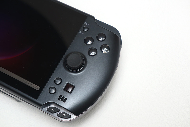 本体コントローラ右側。新たにオンスクリーンキーボード起動ボタンを装備。一方、光学式ポインティングデバイスは健在