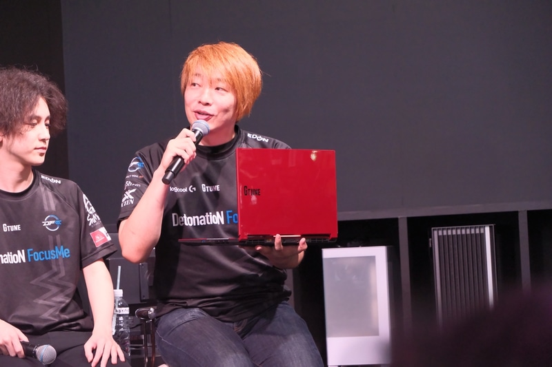 赤色がかっこいいと話すDFMのメンバー達