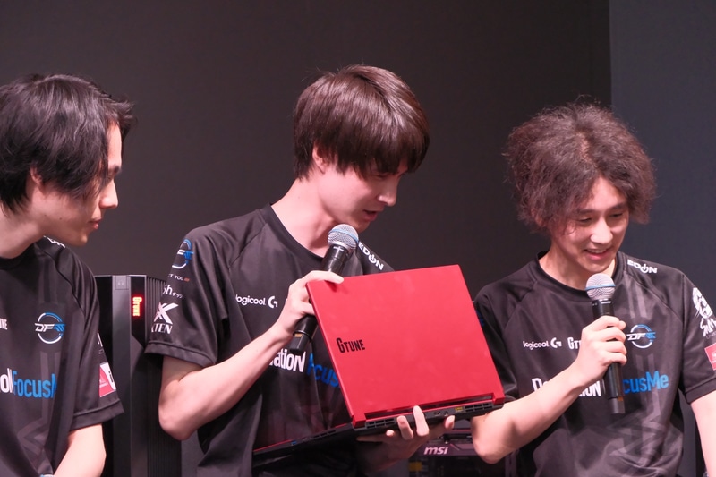 赤色がかっこいいと話すDFMのメンバー達