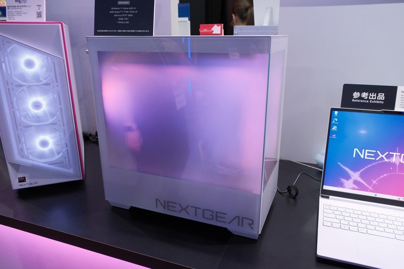 スイッチのオン/オフで透明パネルかスモークかが切り替わるPC(参考出展)