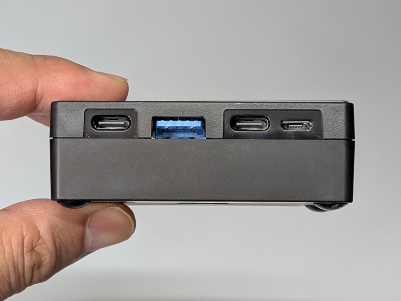 ポート類があるのは手前側の側面のみ。向かって左にUSB Type-CとStandard-A、向かって右にはUSB Type-CとmicroBを搭載する