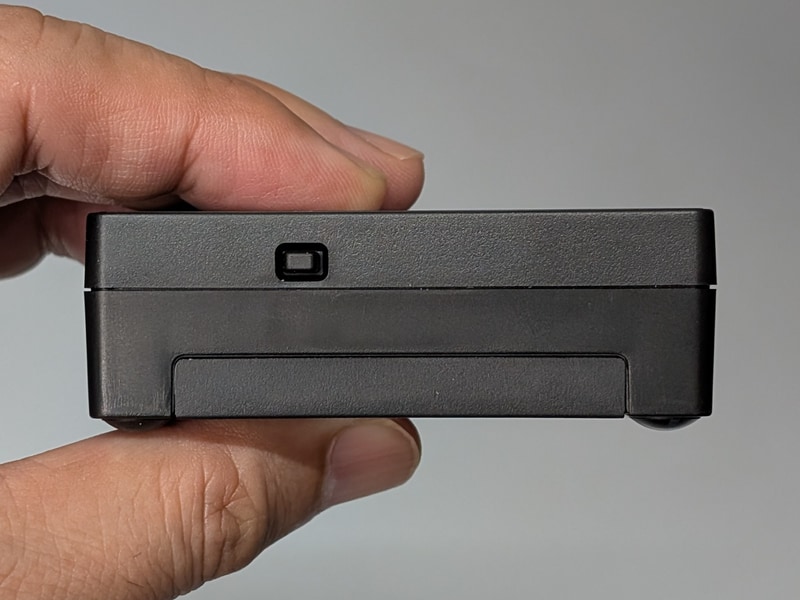 背面には電源ボタンを備える。2秒押すことで電源がオンになる