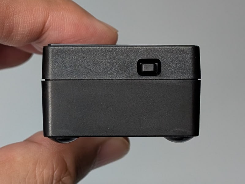 右側面のボタンは、情報が複数画面に渡る場合の画面切り替えなどに用いる