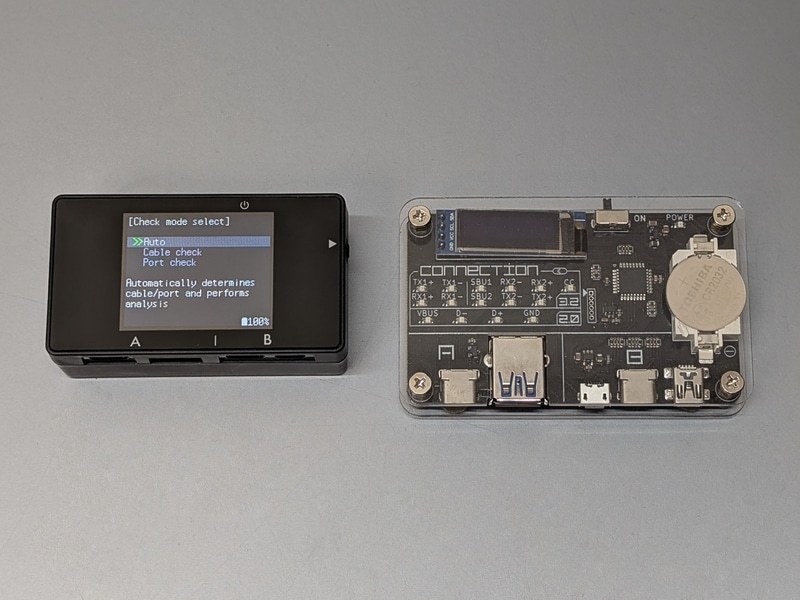 従来モデル「USBCableChecker2」(右)との比較。まるで別物のようだ
