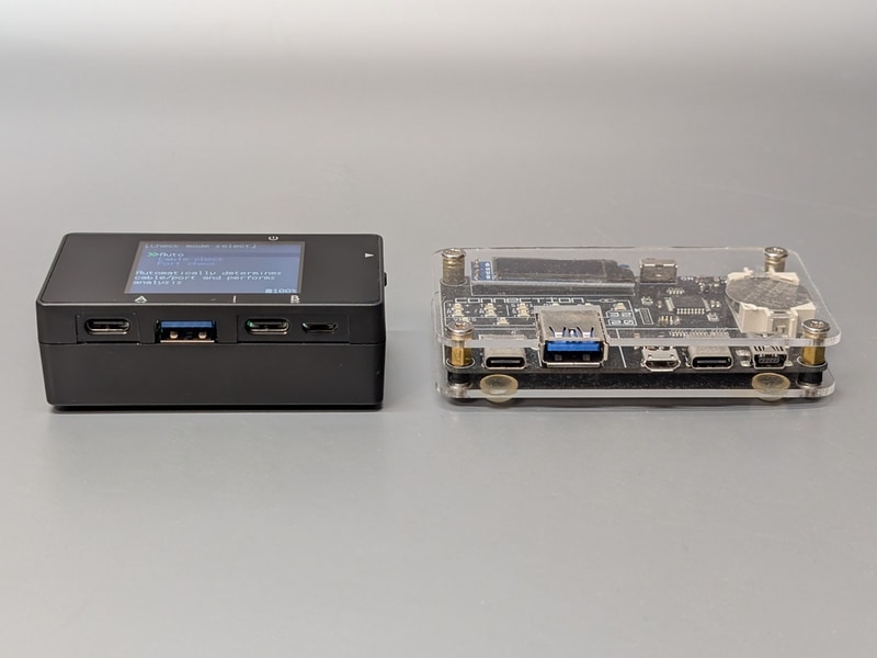 厚みもかなり異なるが、これは単四形乾電池を内蔵することが大きく影響している