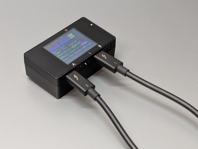 両端にケーブルをつないで電源を入れると測定結果が表示される