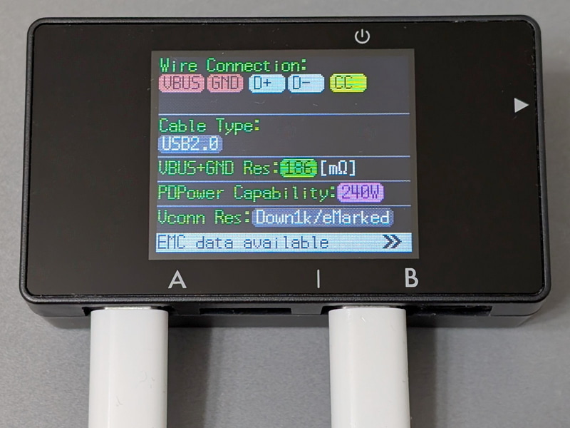 これはAppleの240Wケーブルを接続したところ。こちらは「TX1」「RX1」「TX2」「RX2」が非表示になっており、映像出力に対応できないことが分かる