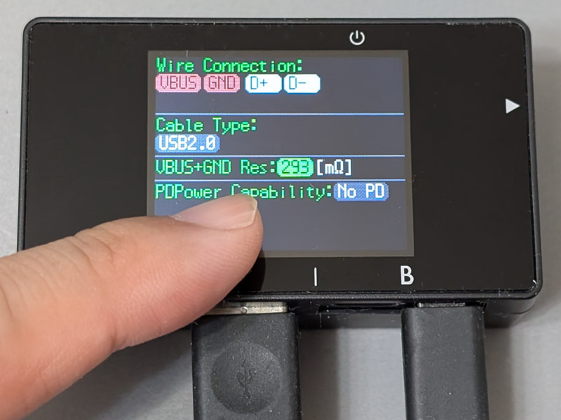 A-microBケーブルを接続したところ。このケーブルの抵抗値は293mΩ