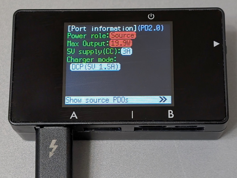 iPadの付属品としておなじみAppleの20W充電器をチェック。USB PD2.0対応、最大出力は19.9Wであることが分かる