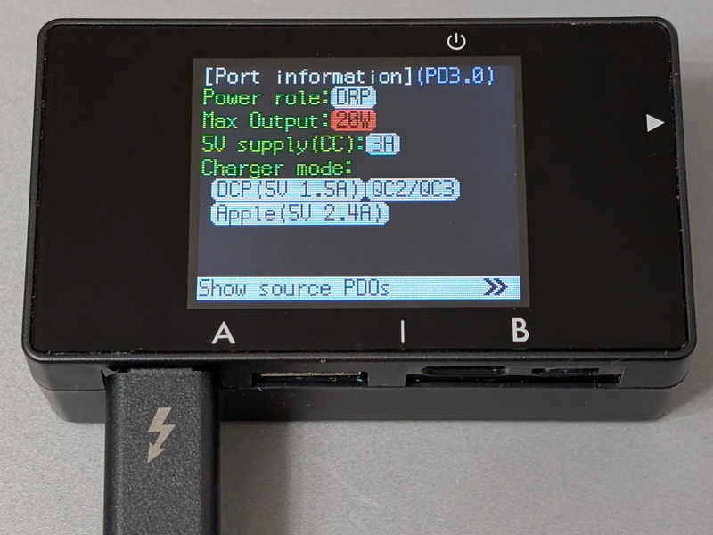 これは別のモバイルバッテリ。5V/2.4AのApple規格のほか、Quick Charge2/3に対応していることが分かる