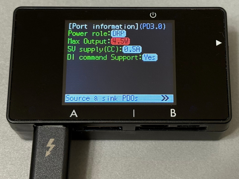 「Pixel 10 Pro XL」もチェックしてみた。さきほどのiPhone 16 Pro Maxとよく似ているが、DisplayPort Alt Mode対応のアイコンが表示されないなどの違いはある