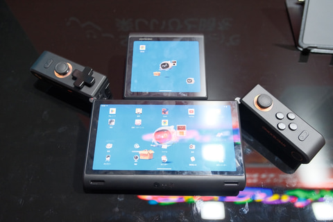 ゲーム機とソフト 2画面搭載で変形もできるAndroidゲーム機「ONEXSUGAR SUGAR1」が