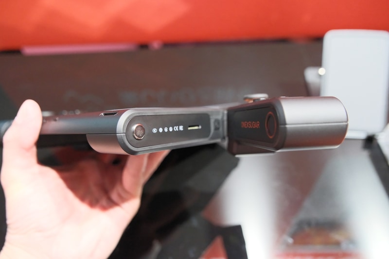 コントローラ部のヒンジの反対側はマグネットでくっついている