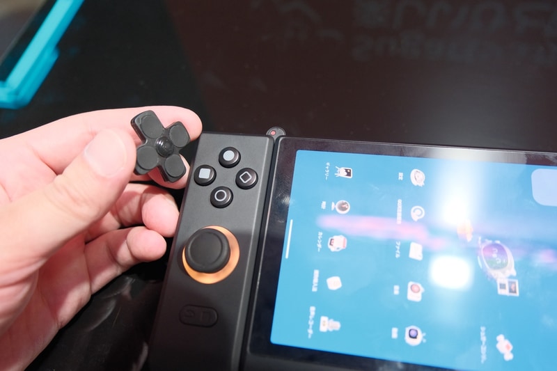 十字キーはマグネット着脱式。左右のどちらにも取り付けられる