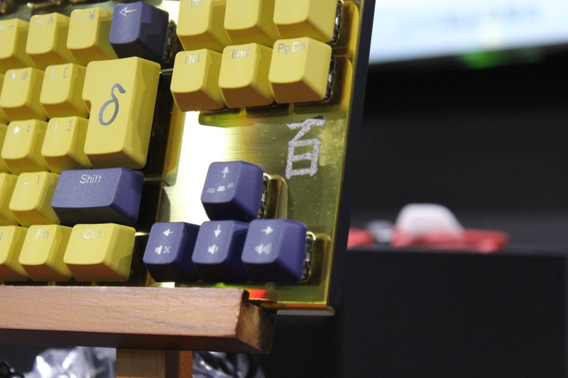 表面はメッキ加工が施されている