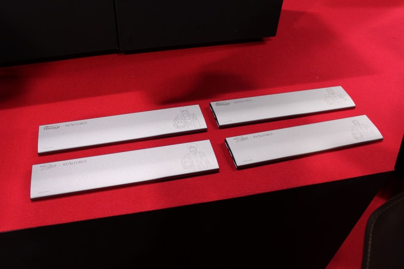 パームレスト4製品。左側にロゴ、右側にパイロットが印刷されている