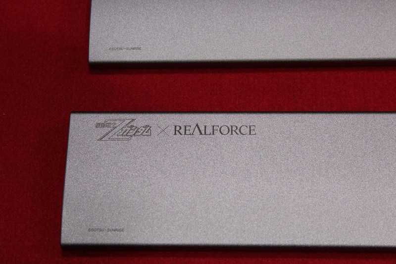 左側には作品名のロゴが印刷されている