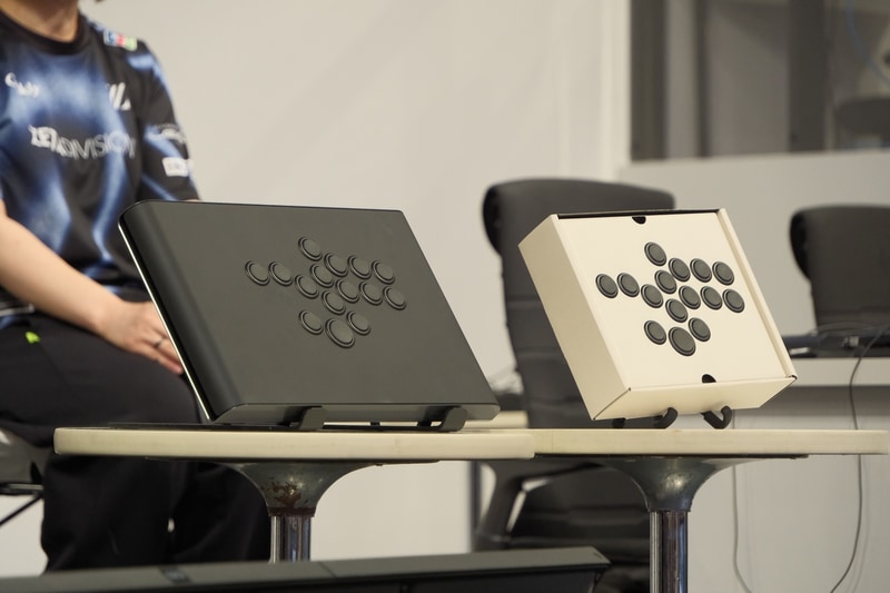 開発中のアケコン(左)と新製品のARCADE CONTROLLER BUTTON MODULE KIT)右(