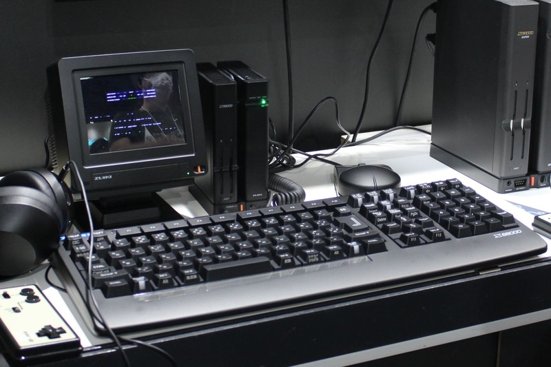 X68000 Zとサイズを揃えた純正モニター、キーボードのセット