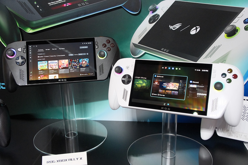 ROG Xbox Ally X(左)