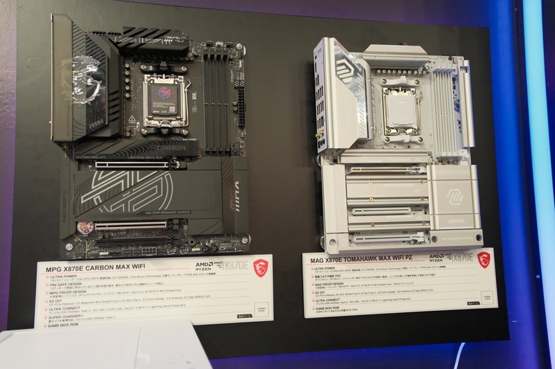 MAG X870E CARBON MAX WIFI(左)、MAG X870E TOMAHAWK MAX WIFI PZ(右)